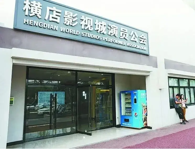 微短剧的“微缩江湖”：法律风险凸显，如何规范化“狂飙”？